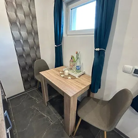 Privates Mit Parkplatz, Bad & Kueche Separater Eingang *