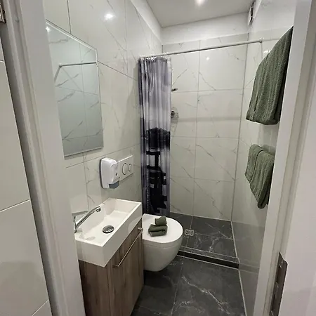 Privates Mit Parkplatz, Bad & Kueche Separater Eingang منزل للإقامة *