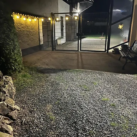 Privates Mit Parkplatz, Bad & Kueche Separater Eingang